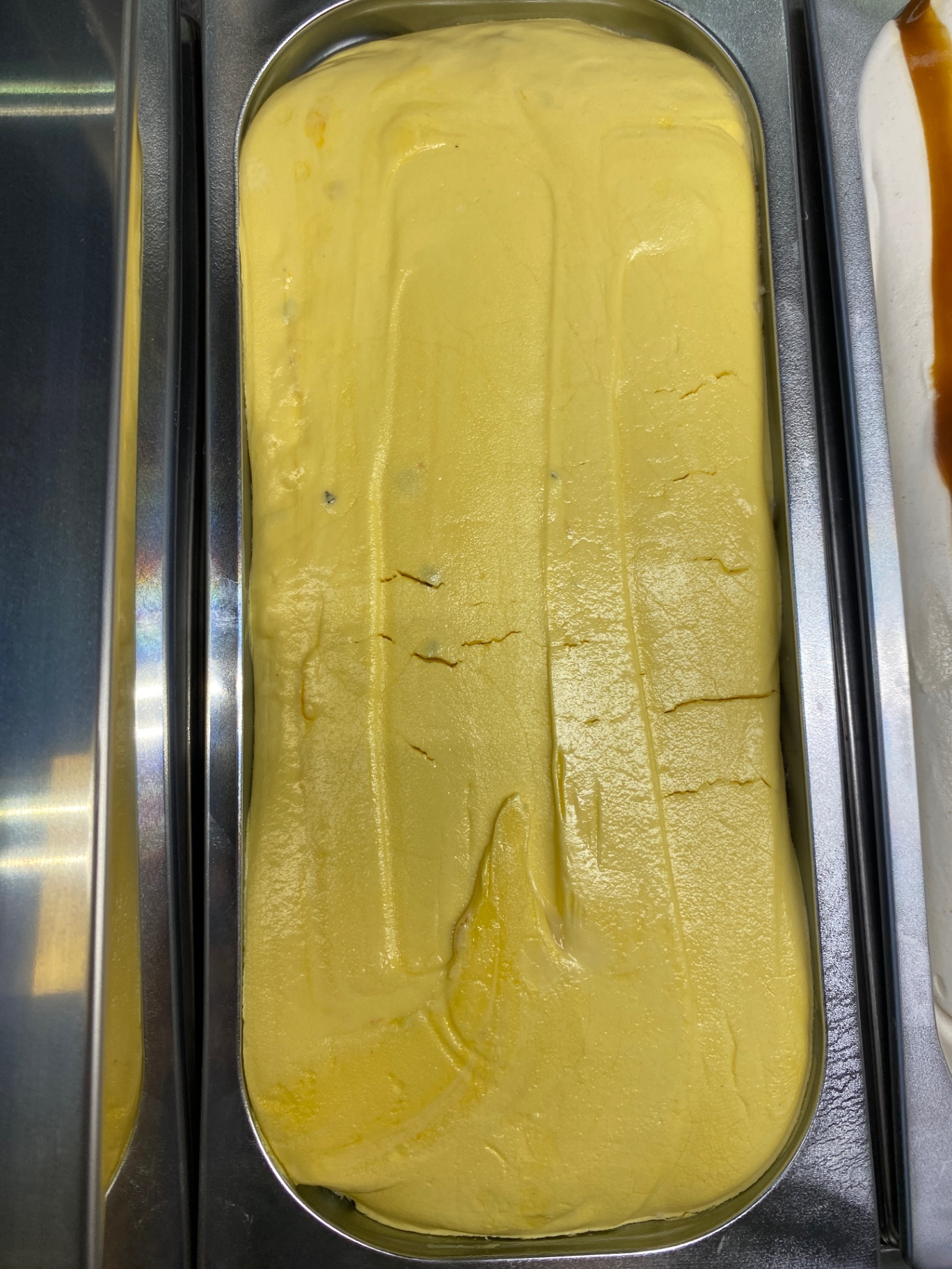 Haselnuss Eis – frisch aus der Vitrine
