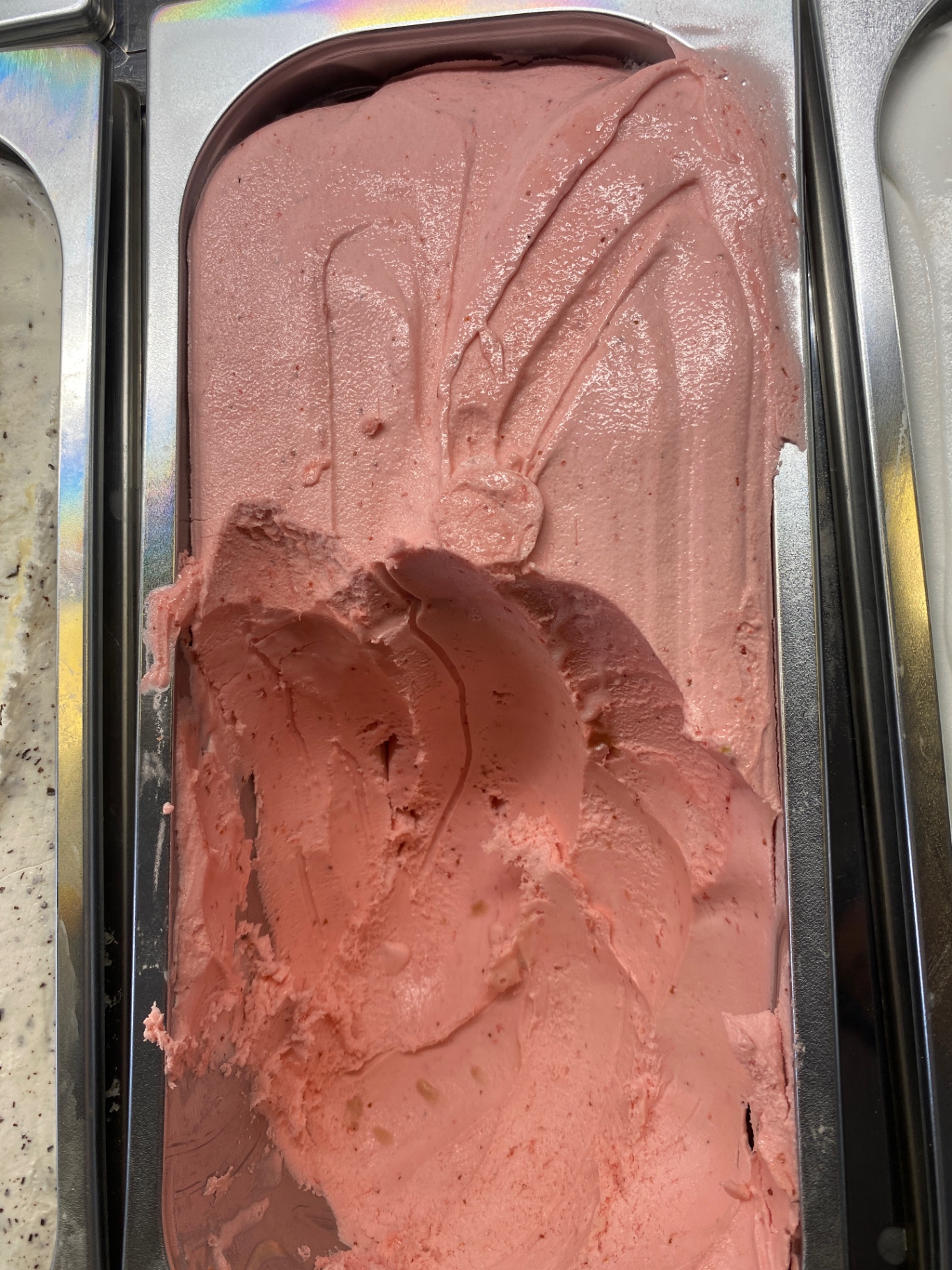 Erdbeer-Sorbet Eis – frisch aus der Vitrine