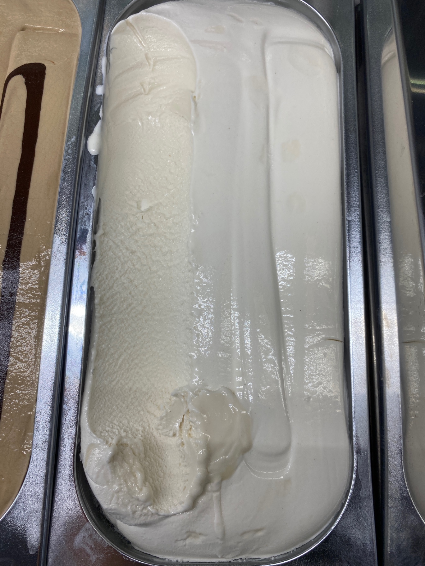 Joghurt-Zitrone Eis – frisch aus der Vitrine