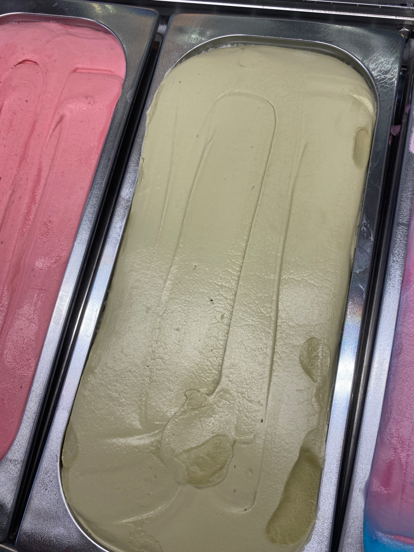 Pistazie Eis – frisch aus der Vitrine